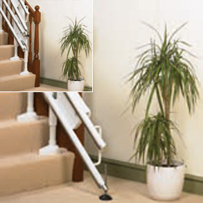 The stairlift hinge will lift/lower
automatically